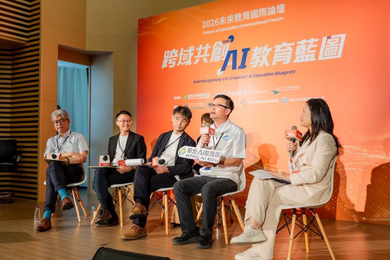 從找答案到會提問 新北攜手台日英專家共繪AI教育藍圖 36 《圖說》論壇現場邀集日本及國內教育、產業專家,共同進行座談交流。〈教育局提供〉