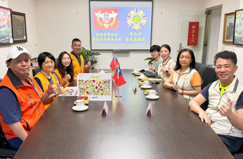 關懷新北榮民眷 陸海空軍相互關懷協會捐贈物資與認養金 25 《圖說》新北市榮民服務處陳立中處長(右一)、王玟琳組長(右二)與陸海空軍相互關懷協會新北分會王雲田分會長(左一)針對關懷榮民眷座談。〈新北榮服處提供〉