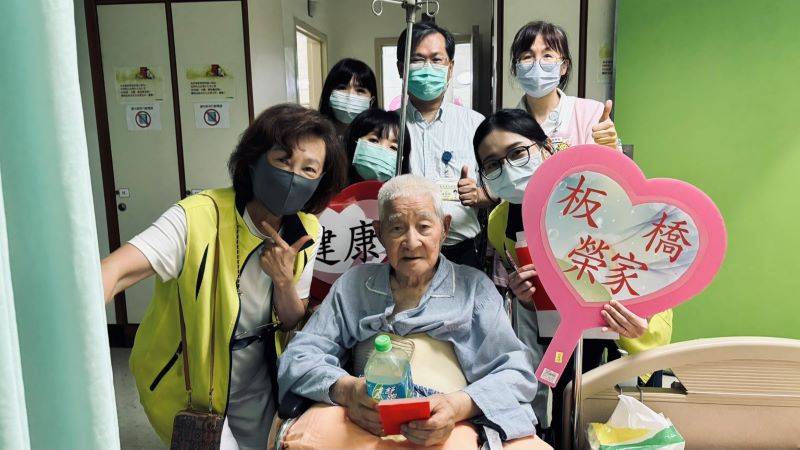 關懷住院榮民長 板橋榮家端午前夕送暖 34 《圖說》板橋榮家於端午節前夕慰問臺北榮總住院榮民。〈板橋榮家提供〉