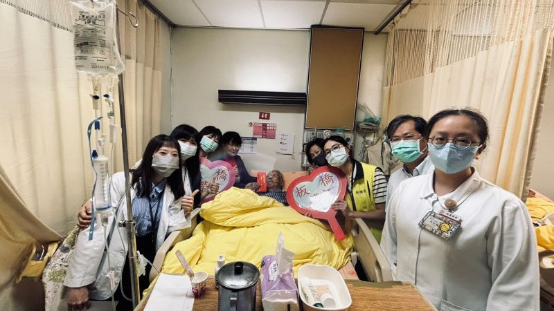 關懷住院榮民長 板橋榮家端午前夕送暖 35 《圖說》板橋榮家慰問臺北榮總住院榮民,提前送上端午佳節祝福,傳遞榮家滿滿關懷。〈板橋榮家提供〉