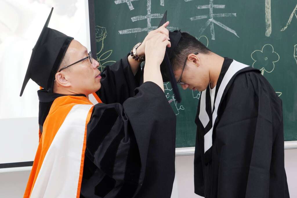 ▲大葉大學環安系老師一一為畢業生撥穗，恭喜學生完成學業。（圖／記者林明佑翻攝）