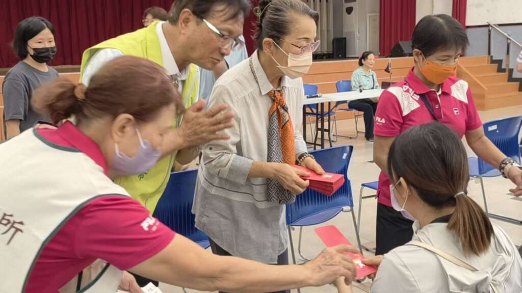 ▲彰化市長林世賢陪同大通電子董事王寶雍逐一發放慰問金。(圖/記者林明佑攝)
