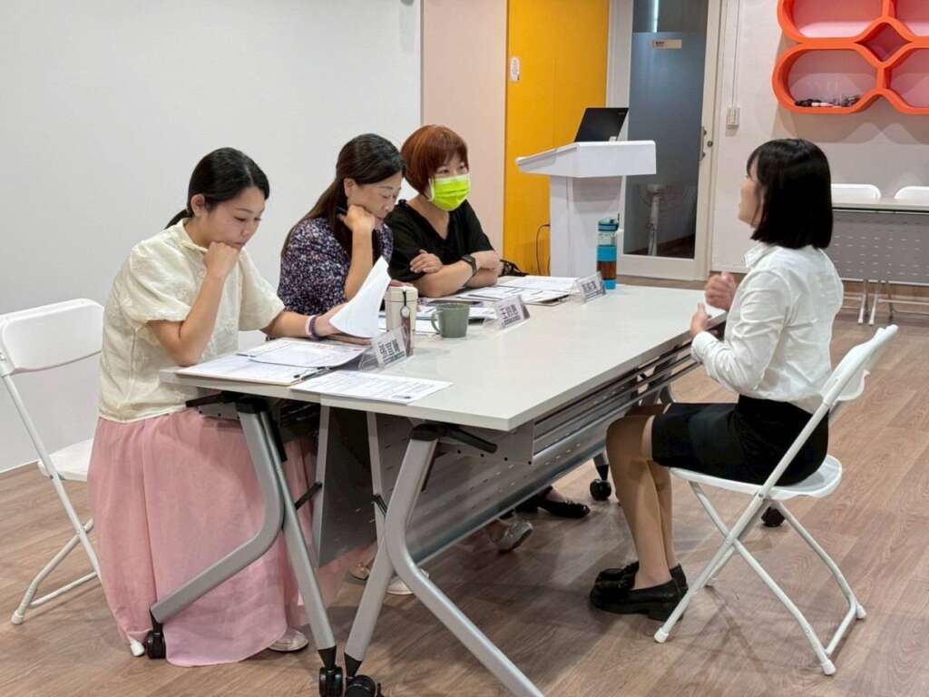 ▲青年職涯發展中心在「中英文履歷實戰演練」中邀請企業人資指導學員精準呈現個人亮點。(示意圖/中彰投分署提供)