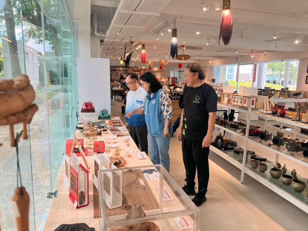 ▲彰化縣文化局持續推動在地文創產業品牌發展,提升產品形象價值與國際競爭力,形塑「彰化味」品牌精神,成功媒合縣內10家極具代表性的文創品牌,正式上架國立臺灣工藝研究發展中心進行實體展售。(圖/彰化縣文化局提供 )