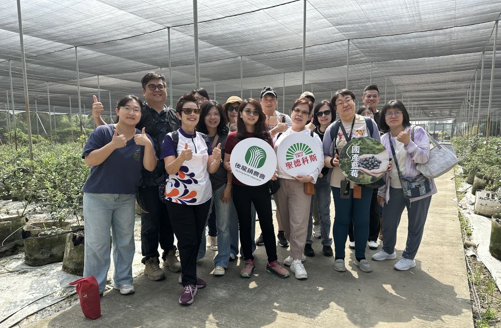 農村水保署台中分署跟後龍鎮農會聯手舉辦「一日後龍深度小旅行」,通路商「聖德科斯」的店長及主管進行一場藍莓小旅行。(圖/記者林均和攝)