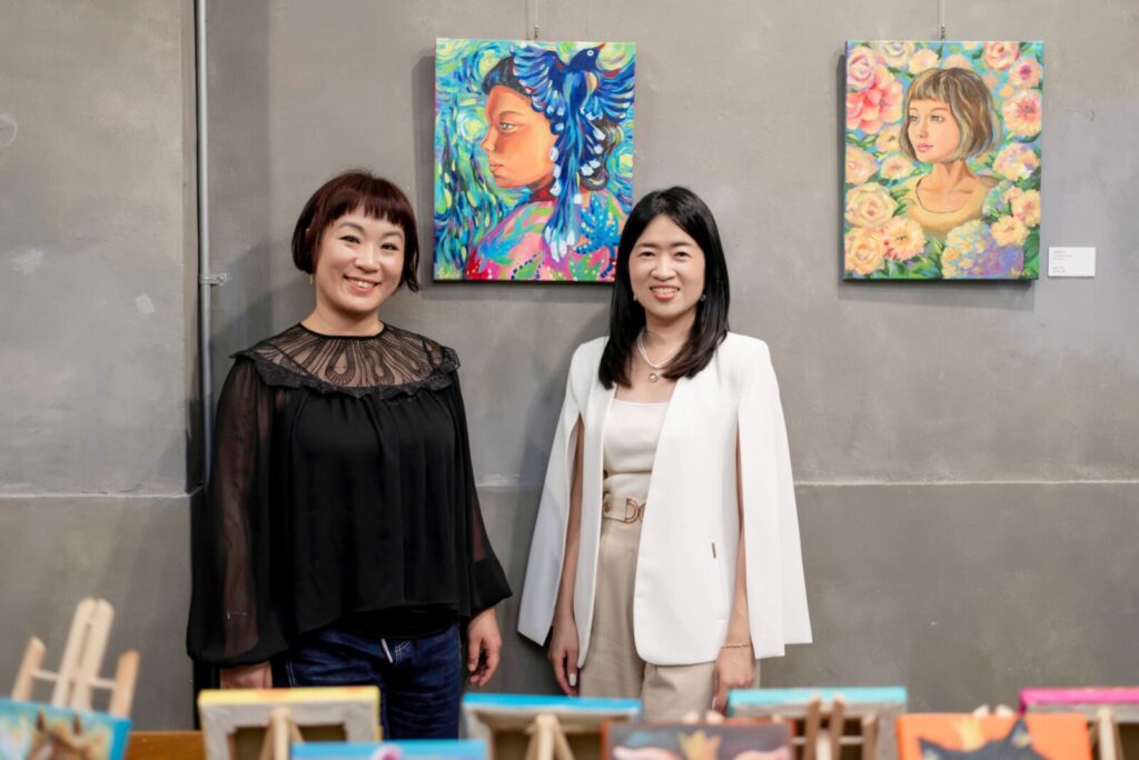藝術家簡名辰（左）與「說說畫」創辦人陳佳瑗（右）於展場畫作前合影。本次展覽體現了「說說畫」精準的策展實力。圖/說說畫Art Studio提供