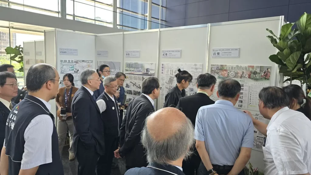今年「第七屆臺中美樂地公園競圖」及「臺中市人本環境設計學生競圖（臺中街道玩很大－人本×智慧設計挑戰賽）」成果豐碩。本次論壇特別設置成果展示區，邀集中央與地方代表及國際專家學者駐足參觀，並由得獎學生親自導覽，說明作品設計理念與規劃內容。（圖/陳惠玲攝影）