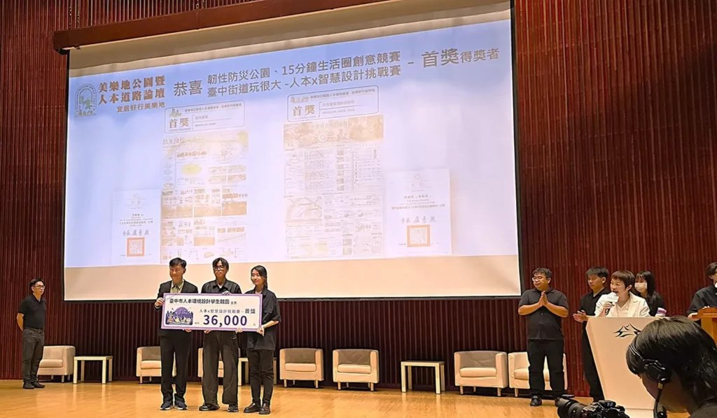 朝陽科大景觀及都市設計系四年級學生林鈺茹與洪麗淇，以作品《正在被重寫的這條街》脫穎而出，勇奪首獎。由內政部董建宏政務次長親自頒獎。（圖/陳惠玲攝影）
