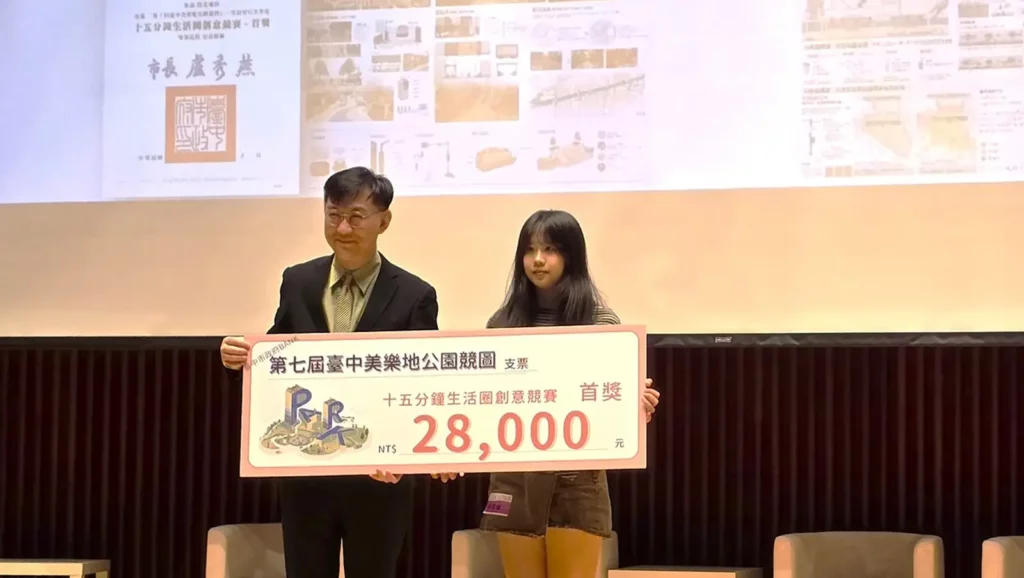 朝陽科大景觀及都市設計系二年級學生蔡馥嬭，於「15分鐘生活圈創意競賽」勇奪首獎。（圖/陳惠玲攝影）