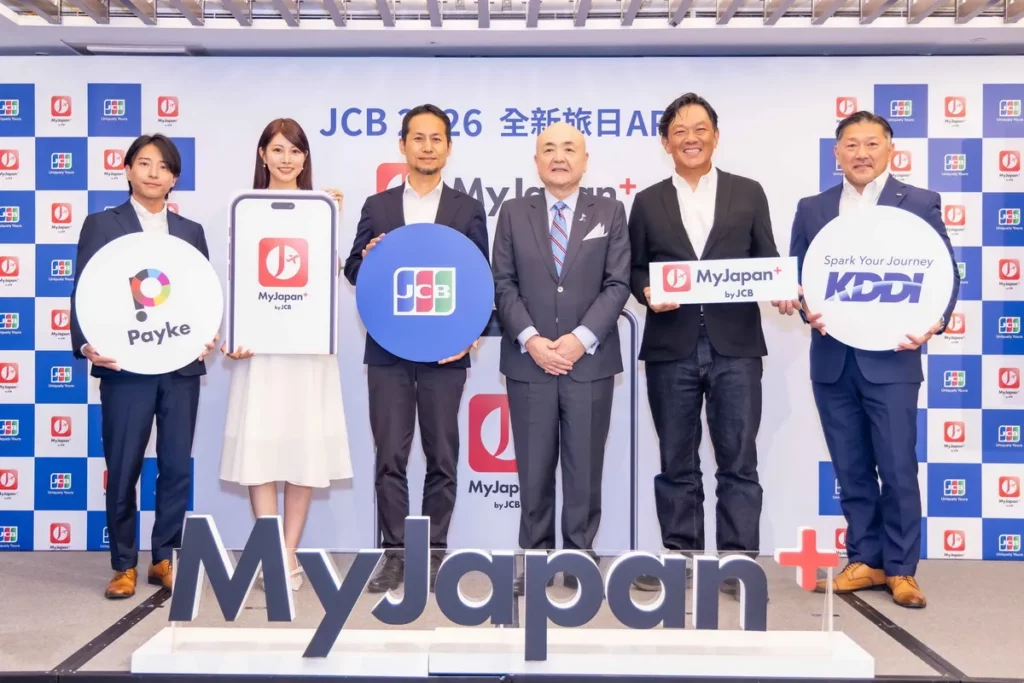 日本台灣交流協會台北事務所片山和之代表(右3)、JCBI陽川勝樹社長(左3)、JCB台灣森田亮總經理(右2)、KDDI Digital Life濱田達弥社長(右)、Payke古田奎輔社長(左)、活動大使阿部瑪利亞(左2)出席記者會合影。