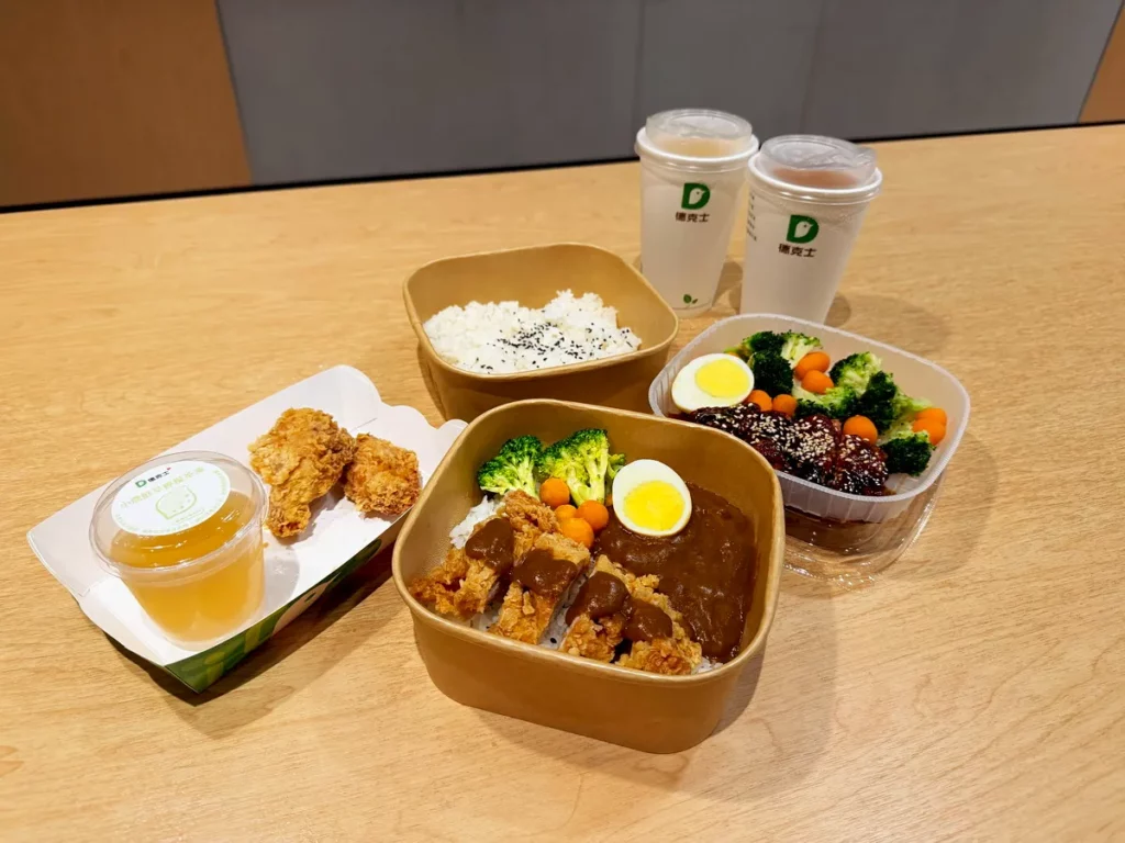 德克士推出雙風味米食餐盒，優惠價149元搶攻外食正餐市場，加20元可加購咔滋香辣雞翅1對，或加35元可加購小農鮮萃檸檬茶凍。（圖／德克士提供）。