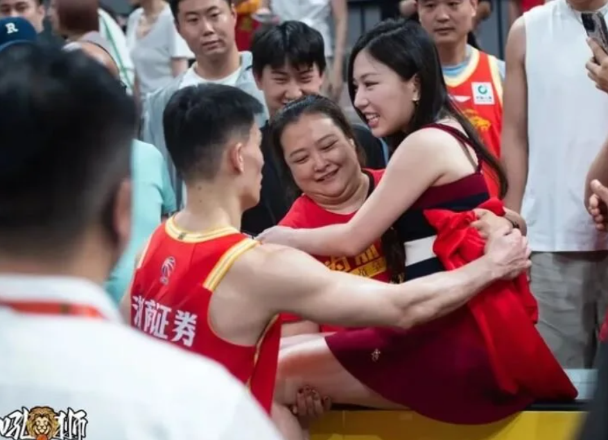 蔡尚樺現身球場替林秉聖加油,兩人互動親密。(圖/翻攝zuccsabonisi虎撲)
