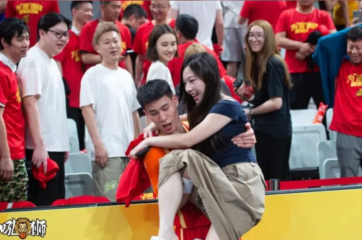 蔡尚樺現身球場替林秉聖加油,兩人互動親密。(圖/翻攝zuccsabonisi虎撲)