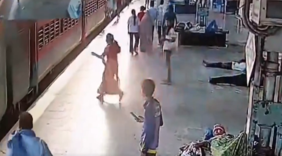 影／驚悚意外！印度女子帶3歲兒「跳上行駛中列車」　跌入月台縫隙雙腿遭夾斷影片曝光