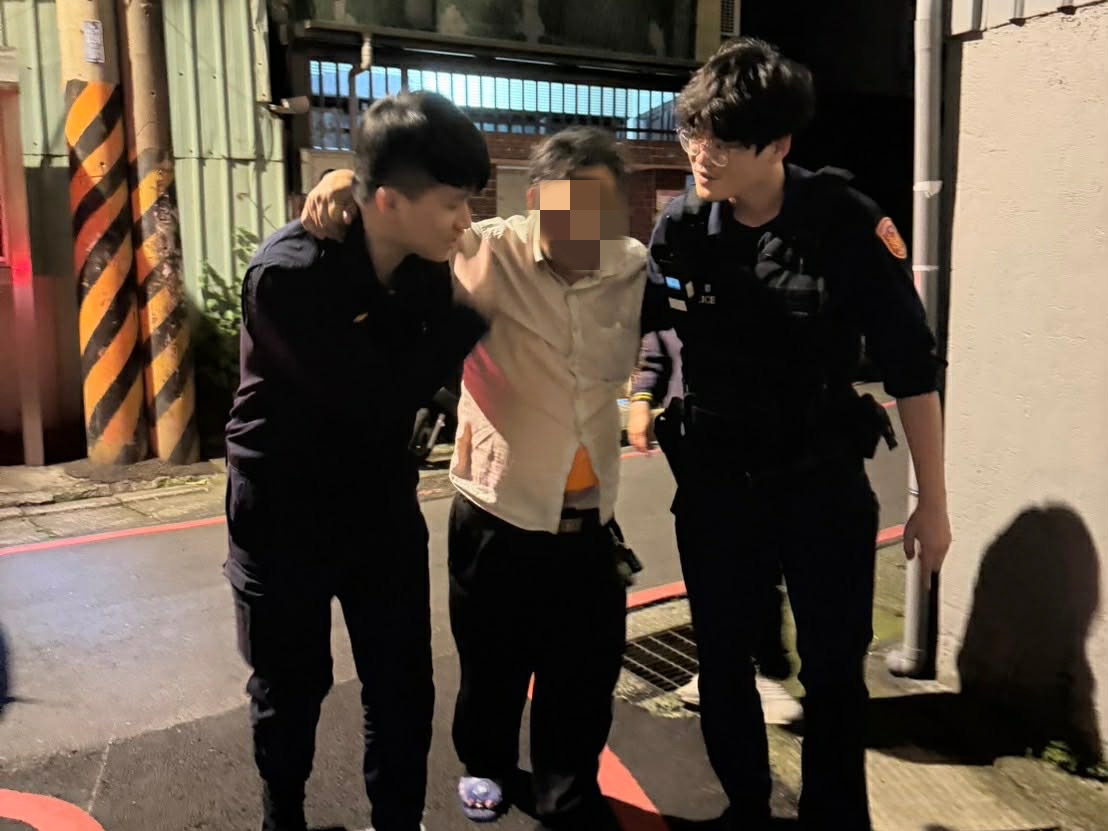 男洗腎無力腿軟倒路旁 中壢警暖心攙扶護送返家 S 24125468 0