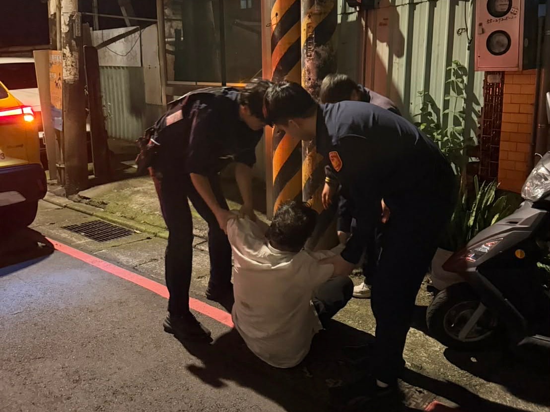 男洗腎無力腿軟倒路旁 中壢警暖心攙扶護送返家 S 24125466 0