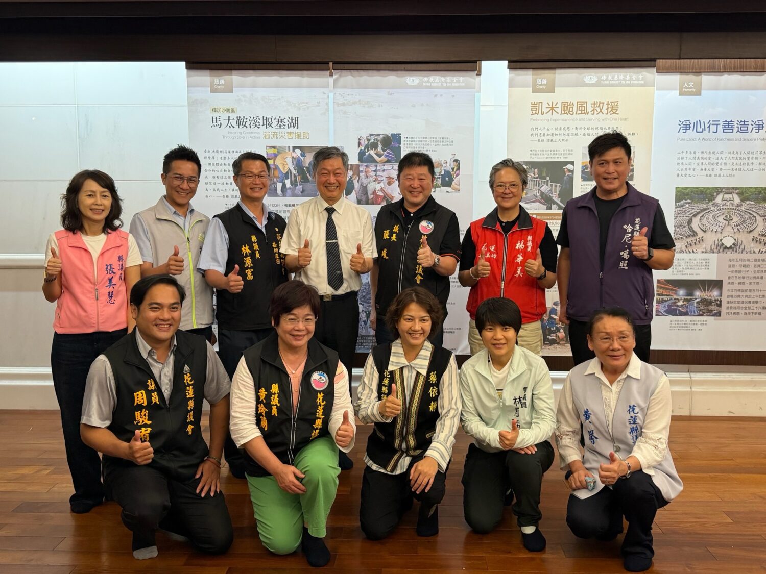 張峻(後排右三)昨(3)日率花蓮縣議員團拜訪慈濟基金會慈發處防災組主任呂芳川(後排中)。(圖/記者 趙靜姸翻攝)