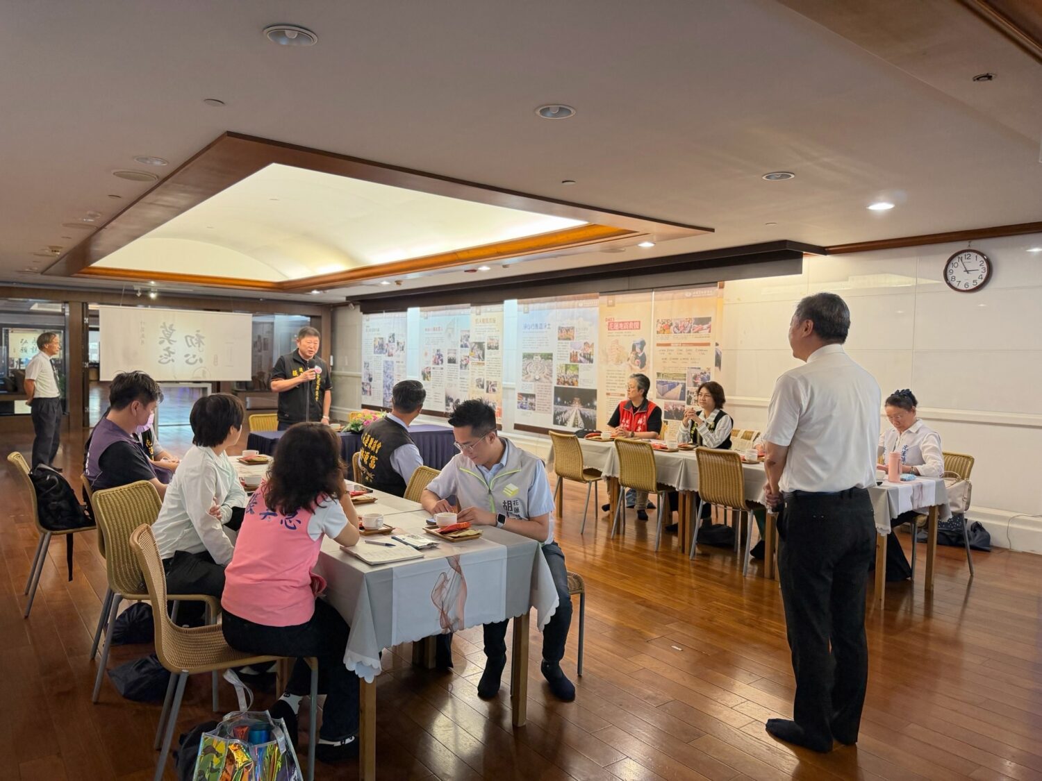 張峻(圖中著黑色外套站立者)強調未來花蓮縣政府與各鄉鎮公所應積極與慈濟防救災系統對接,建立更緊密的協調合作機制,讓官民力量能在災前、災中、災後無縫銜接。(圖/記者 趙靜姸翻攝)