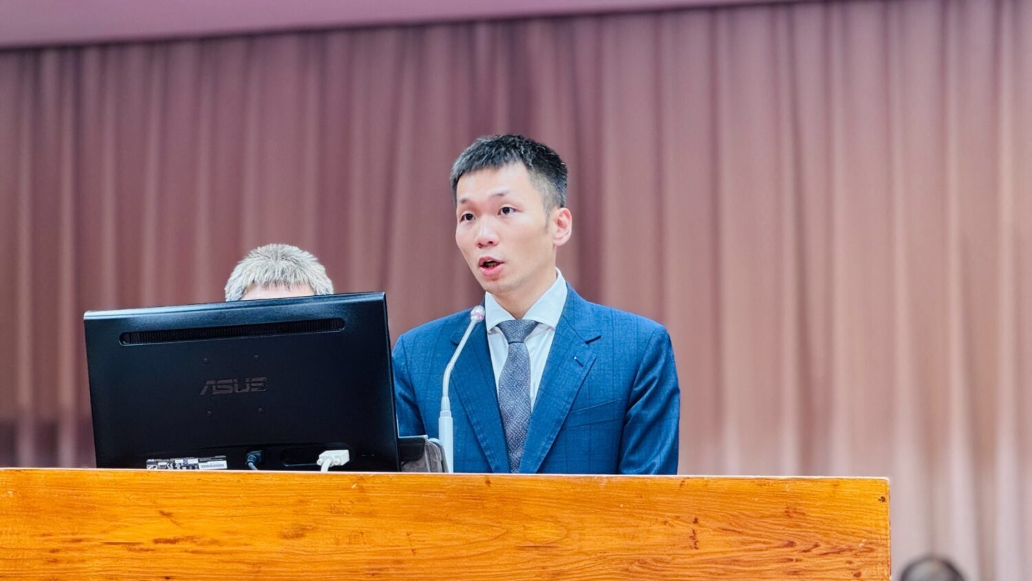 運動部長李洋於備詢時表示，相關問題將進行檢討，並承諾提出正式說明。(圖／記者翻攝)