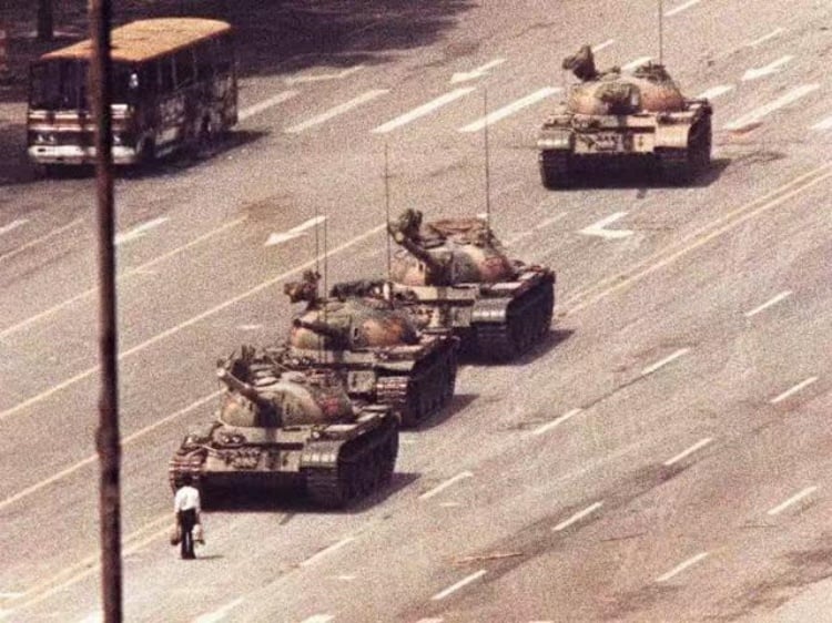 ▲這張照片捕捉了 1989 年 6 月 5 日「六四事件」期間，一名身分不明的男子隻身擋在天安門廣場附近長安街的坦克車隊前。此影像被稱為「坦克人」（Tank Man），是該事件最著名的照片之一，象徵著對威權的非暴力抵抗。
