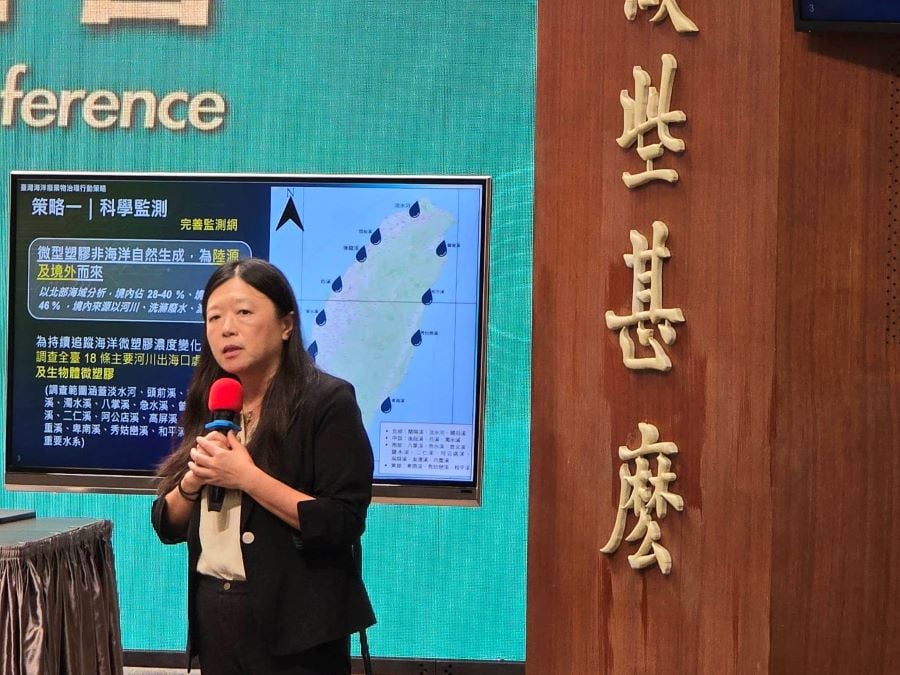 ▲海委會與環境部宣示「海陸聯手」構築塑膠微粒監測與管制防線，從「科學監測、清除攔截、循環利用、國際合作」四大行動面向，全面精進塑膠微粒管理工作。