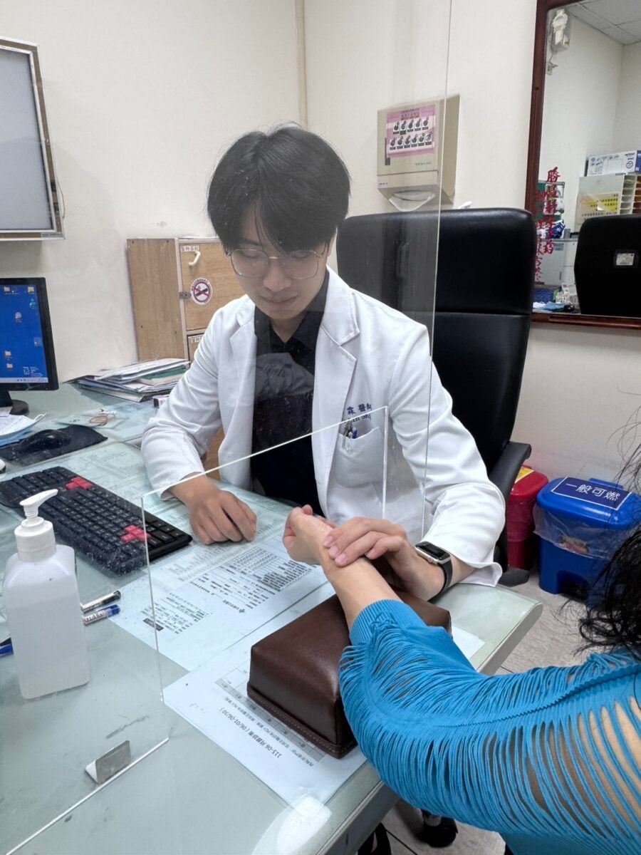 ▲高雄秀傳紀念醫院施佑霖中醫師提醒,更年期除了服用中藥與配合針灸之外,平時的生活調養也十分重要。