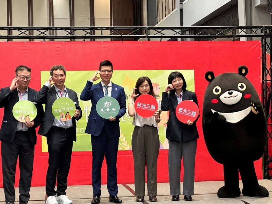 ▲新光三越左營店營業李威昌副理(左一)、營業楊舜耕經理(左二)、農業部資源永續利用司杜啟華科長(左三)、新光三越左營店長吳佩芳副總經理(左四)、副店長 陳美琪經理(左五)與高市府吉祥物高雄熊合影，共同見證本次T368城鄉物產展的美好開端。
