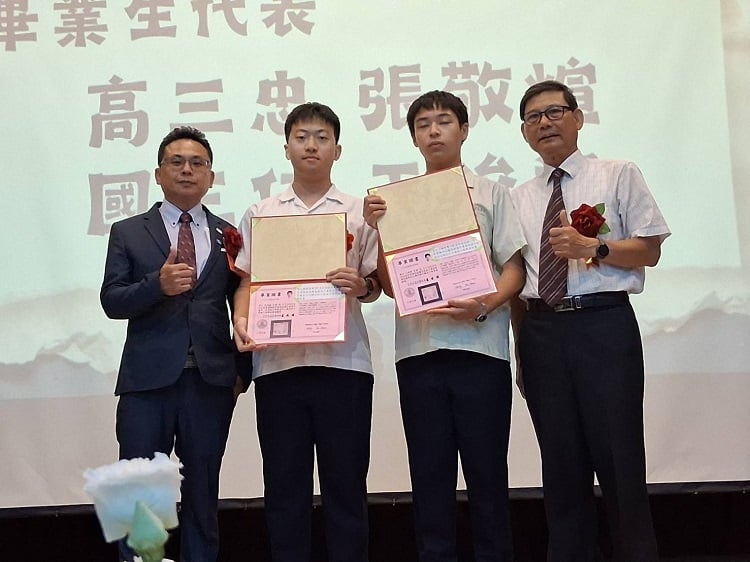 ▲永年中學舉辦國中部第63屆、高中部第40屆畢業典禮，校長王安順勉勵畢業生勇敢面對挑戰，在逆境中保持活力、持續成長。（記者劉峻文攝）