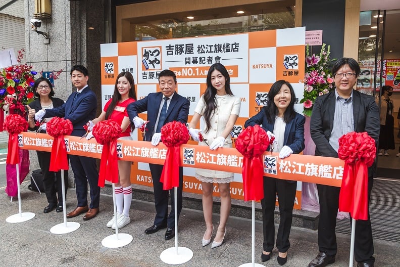 ▲今日吉豚屋旗艦店開幕嘉賓(由左至右):吉豚屋吳秋月執行長、日本吉豚屋藤崎圭人顧問、南珉貞剪綵嘉賓、吉豚屋劉榮清董事長、台隆集團黃筱涵企劃總監、台隆流通陳琪瑛執行長、吉豚屋陳逢時營運長