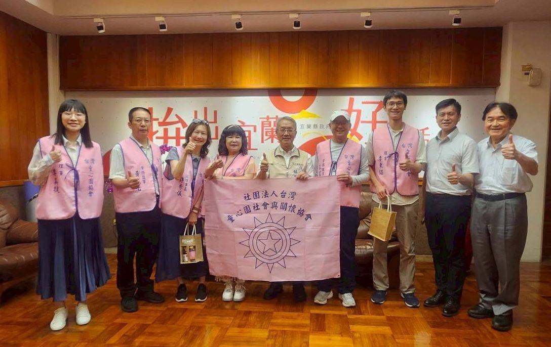 ▲宜蘭縣代理縣長林茂盛(中)接見童心園社會與關懷協會理監事一行留影。