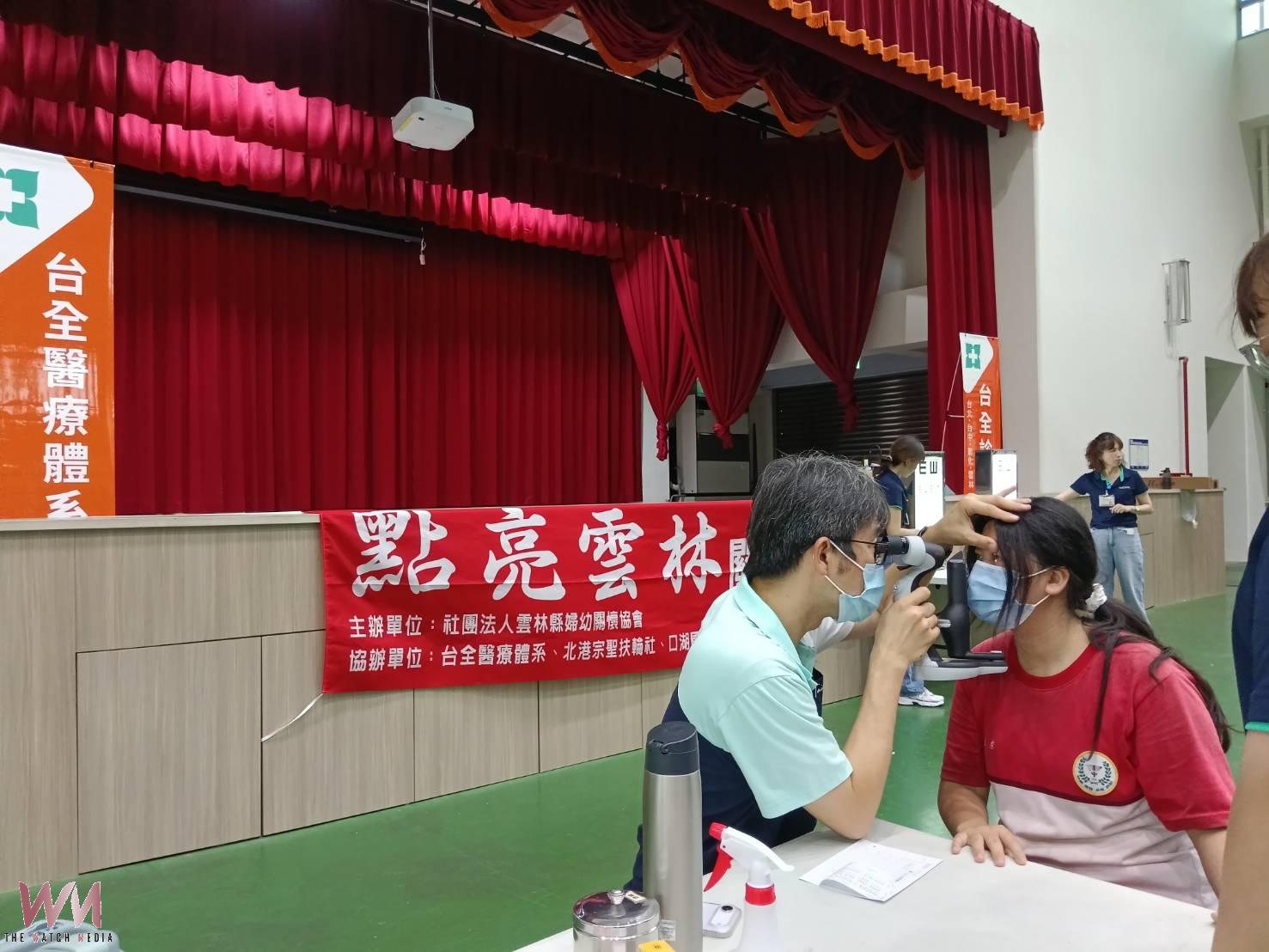 守護偏鄉學子「視」界 蔡岳儒攜手醫療公益團體 免費健檢配鏡助弱勢童看見未來