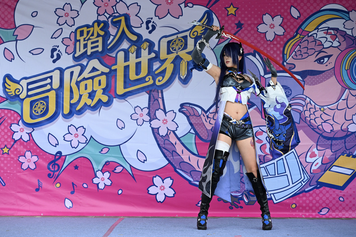 榮獲COSPLAY 競賽冠軍的 COSER 昭昭,以《崩壞:星穹鐵道》中的角色「黃泉」驚豔全場。(暨大提供)