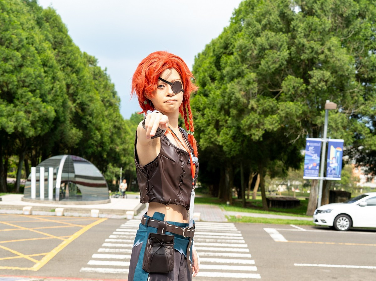 COSER 麻菓開心的說,暨大校園正是得天獨厚的伸展台。(暨大提供)