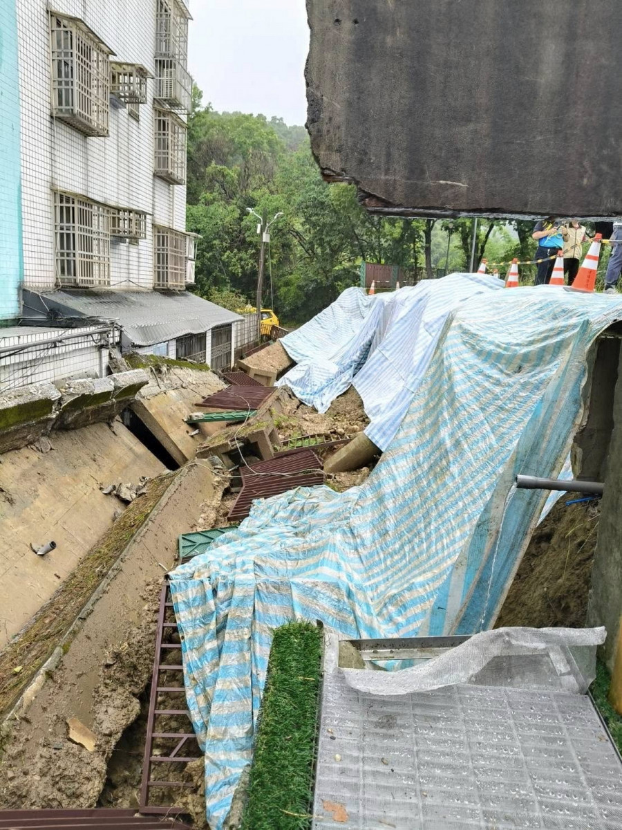 桃園市龜山區楓樹國小4日晚間因突降豪大雨導致圍牆倒塌。(圖/市議員李宗豪辦公室)