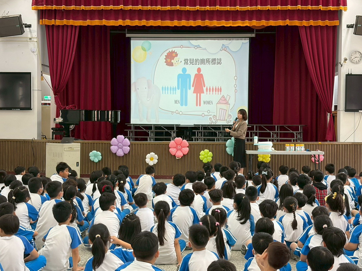讓學童認識常見的男女廁標誌。(環保局提供)<br /><br />