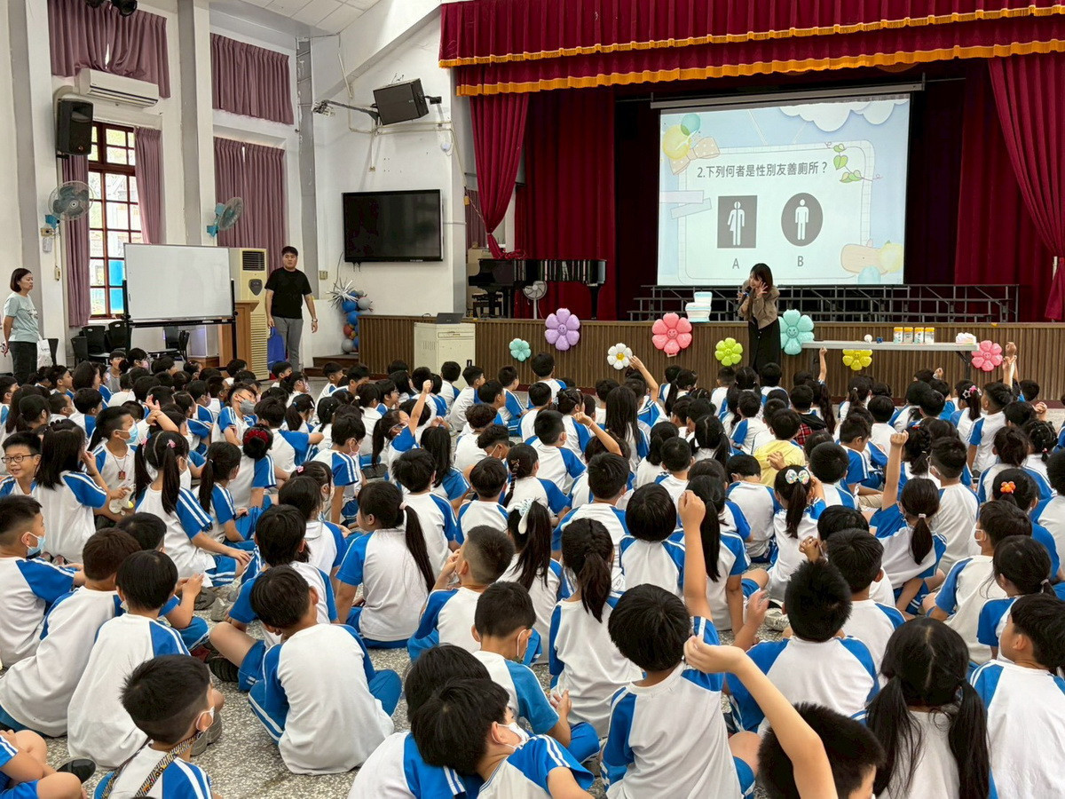學童們建立正確觀念踴躍搶答。(環保局提供)