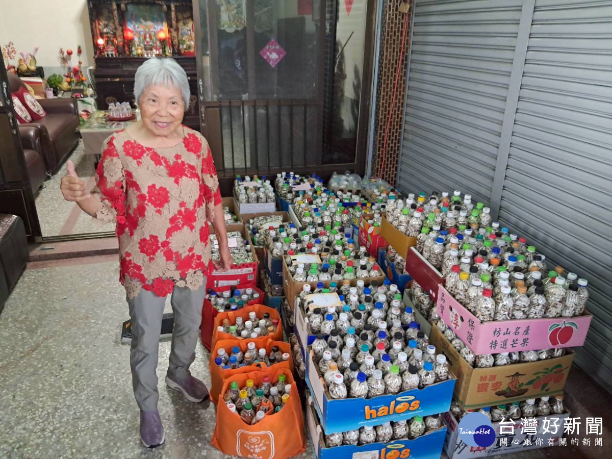 番路鄉8旬老婦人，每日推著回收車撿拾回收物及菸蒂，累計撿拾菸蒂達1192瓶／縣府提供