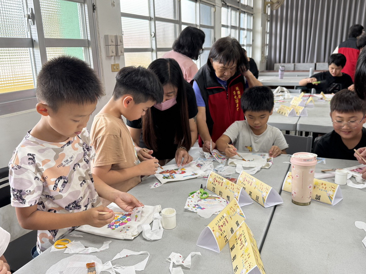 學童很興奮完成漂亮的包。（草屯團委會提供）
