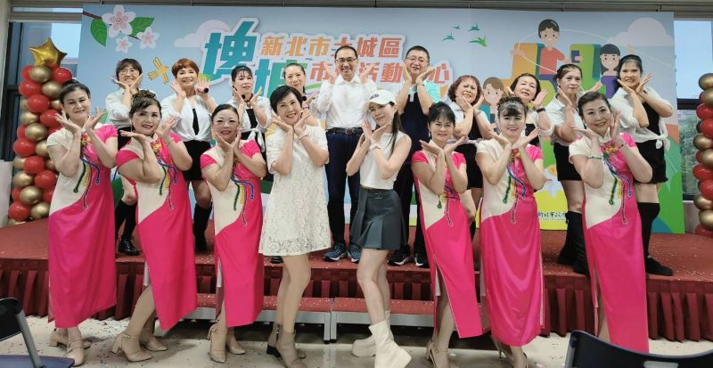 土城埤塘活動中心啟用 周邊8里3萬居民凝聚情感新據點 38 《圖說》市長侯友宜與來賓合影。〈民政局提供〉