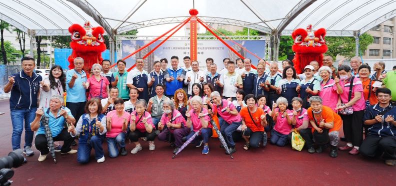 新北再添青年社宅 土城板院段結合照護與停車功能 7 《圖說》侯友宜市長和當地里長里民合影。〈城鄉局提供〉