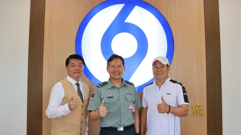 端午佳節前夕 宜縣府敬軍團慰勞駐軍官兵表敬意 53 《圖說》宜蘭縣政府115年端午節敬軍慰問活動,右為宏鎰集團林以勝董事長兼宜蘭縣軍人服務站駐區顧問林以勝、左為宏鎰集團經理尹華忠。〈宏鎰集團提供〉