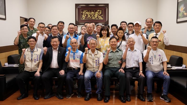 端午佳節前夕 宜縣府敬軍團慰勞駐軍官兵表敬意 54 《圖說》宜蘭縣政府115年端午節敬軍慰問活動合影。〈宏鎰集團提供〉