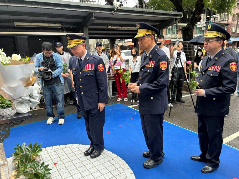 雨中追憶英雄身影 土城警警察節揭牌「正義之光」追念英勇所長 48 《圖說》「正義之光」追思紀念銘揭牌儀式莊嚴隆重,由警政署副署長廖訓誠、新北市政府警察局副局長張錦成、土城分局分局長沈明義及劉宗鑫所長家屬共同出席見證。〈土城分局提供〉