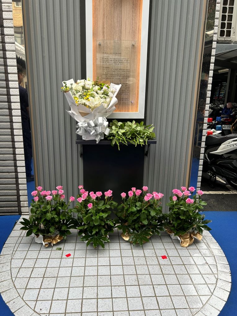 雨中追憶英雄身影 土城警警察節揭牌「正義之光」追念英勇所長 50 《圖說》「正義之光」紀念銘不僅是對英雄最深切的追思,更是對所有警察同仁的提醒與勉勵,期盼大家持續秉持服務熱忱與使命感,守護市民安全。〈土城分局提供〉