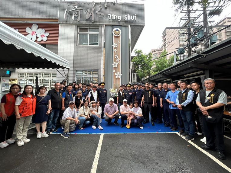 雨中追憶英雄身影 土城警警察節揭牌「正義之光」追念英勇所長 51 《圖說》「正義之光」追思紀念銘揭牌與會人員合影。〈土城分局提供〉