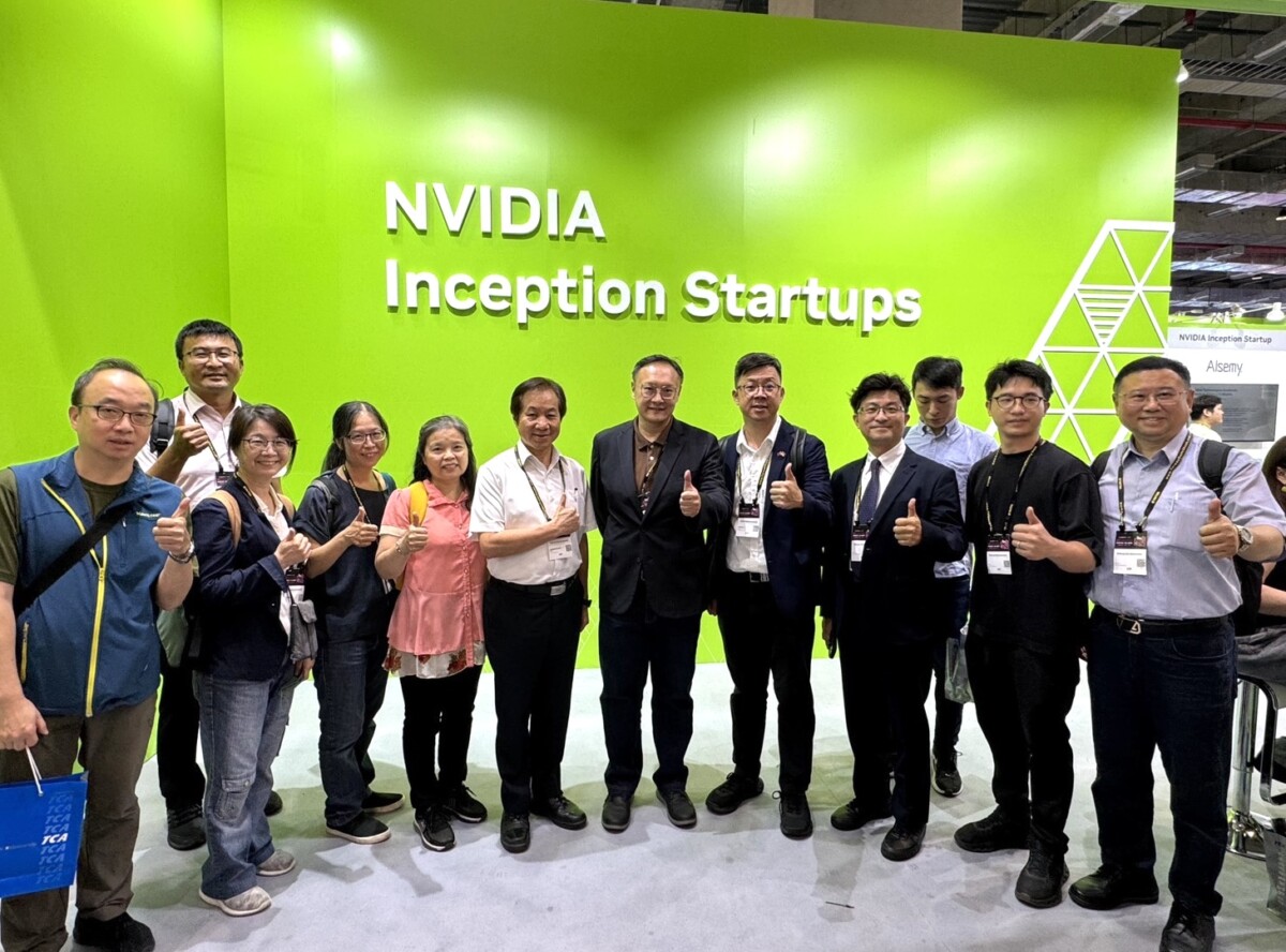 ▲中市府跨機關與東海大學組團參訪，於 COMPUTEX 2026輝達創新攤位合影。(圖/中市府提供)