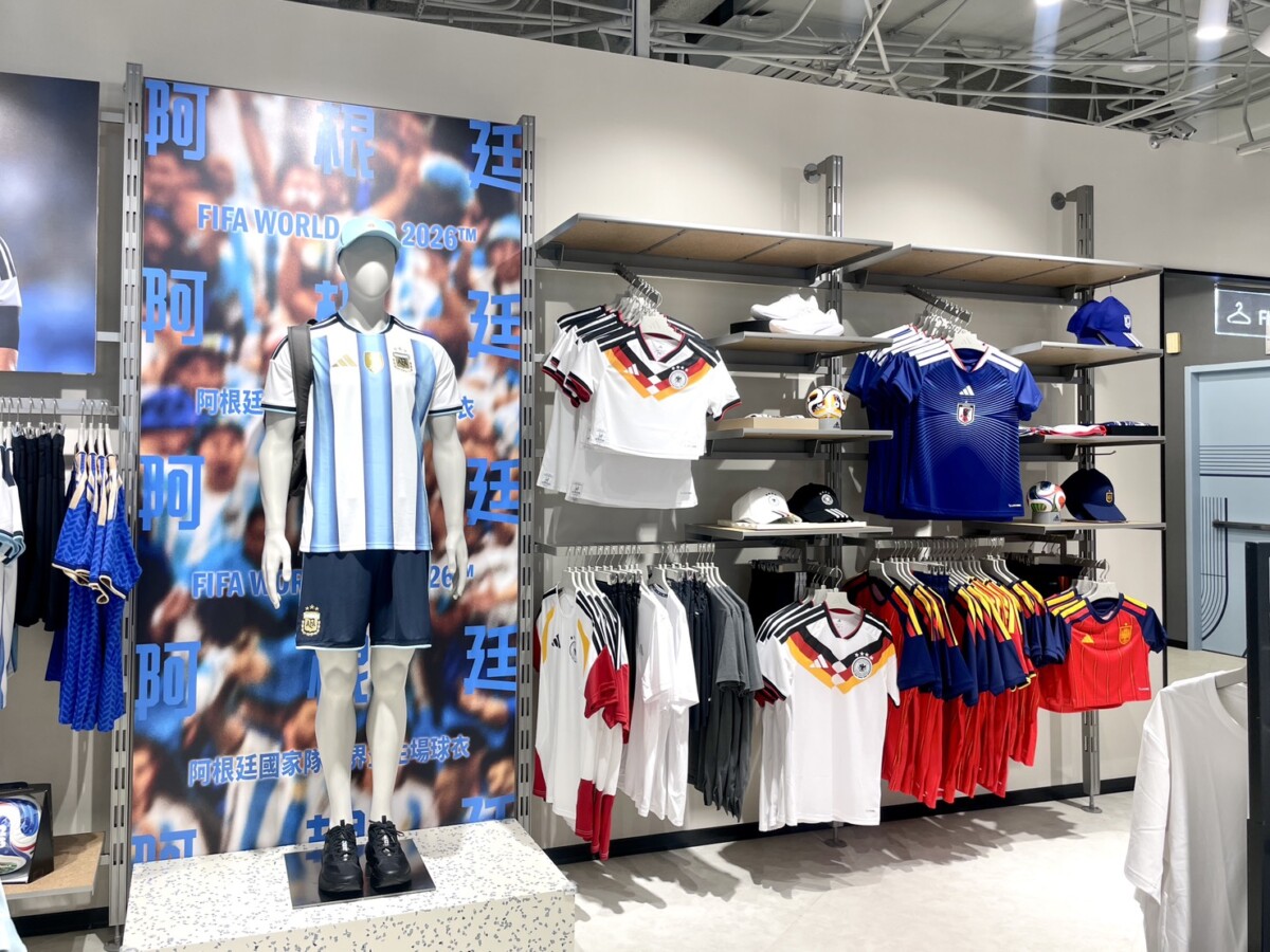 ▲大立A館2F Adidas世足國家隊系列球衣,櫃內優惠單筆消費滿3,800折200,滿5,000 折500。(圖/高雄大立百貨提供)