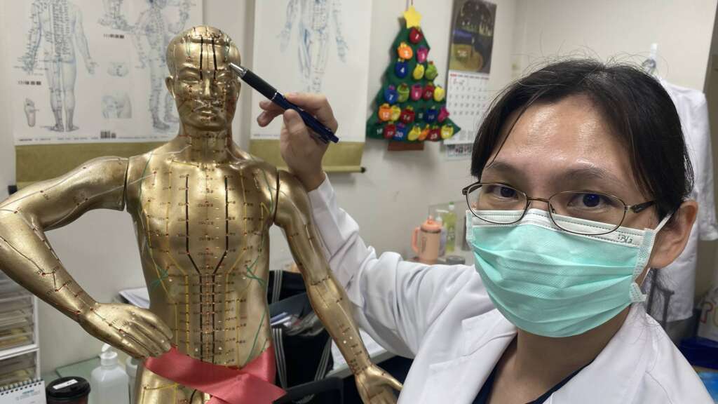 ▲員榮醫院中醫師張淵雅解說柯姓患者治療的穴位。(圖/員榮醫院提供)