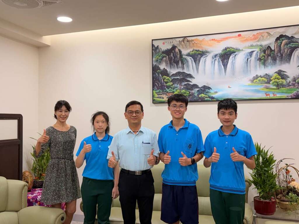 ▲北埔中校長曾煥君(中)與學生薛文玥(左2)、彭啓翔(右2)、曾靖維(右1)合影。