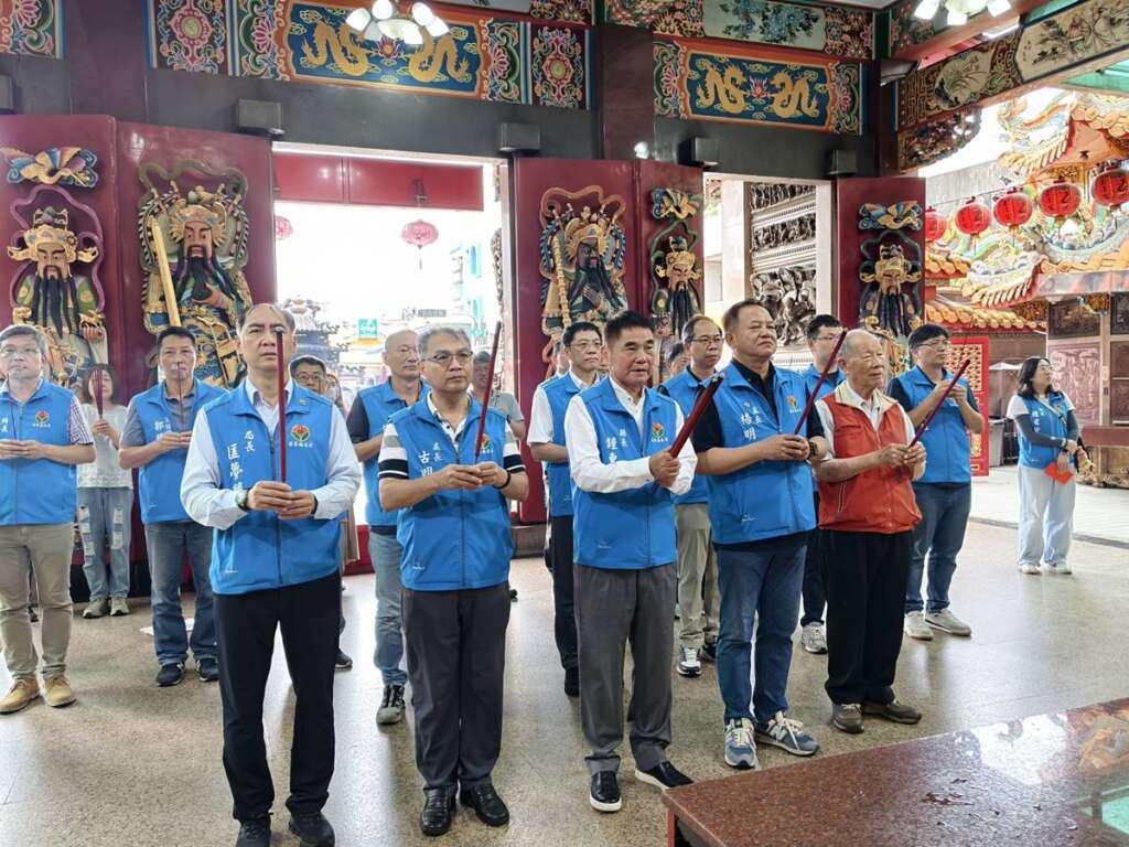 ▲水利節將至,縣長鍾東錦今天前往苗栗市玉清宮向關聖帝君及眾神上香祈福。
